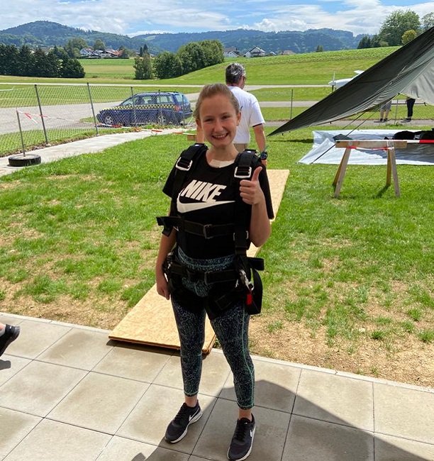 Nathalie Landung nach Fallschirmsprung