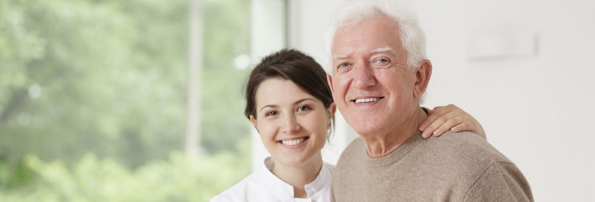 Homecare-Pflege bei älterem Mann
